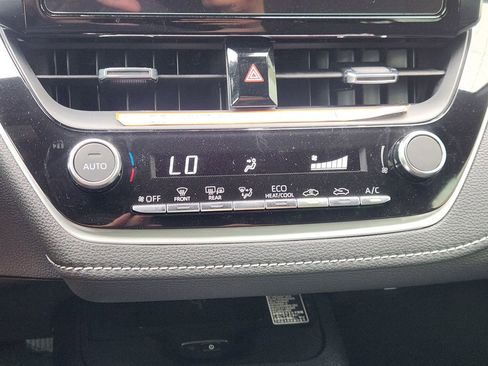 Used 2025 Toyota Corolla SE w/ SE Package image 18