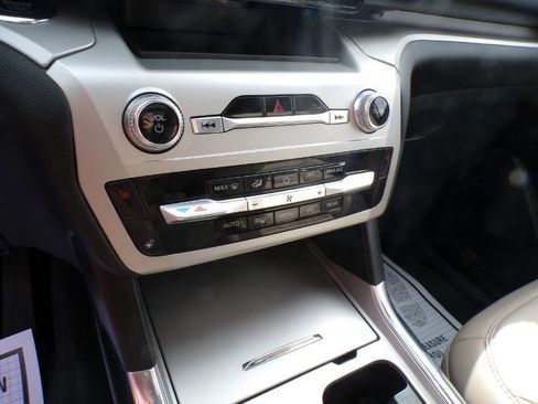 Used 2022 Ford Explorer XLT w/ Equipment Group 202A image 6