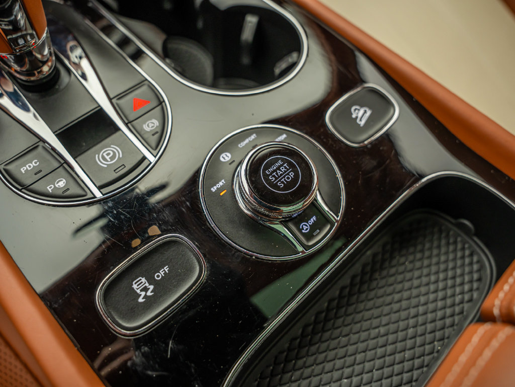 Used 2022 Bentley Bentayga AWD/4WD image 40
