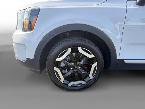 Used 2024 Kia Telluride EX w/ EX Captain's Chair Package image 9