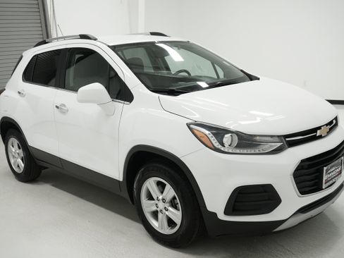 Used 2020 Chevrolet Trax LT w/ LT Convenience Package image 3