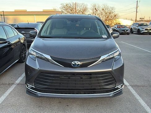 Used 2024 Toyota Sienna XLE image 2