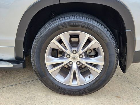 Used 2015 Toyota Highlander Plus FWD image 24
