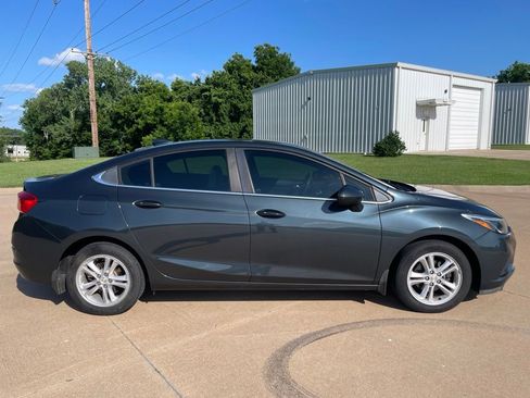 Used 2017 Chevrolet Cruze LT w/ Convenience Package FWD image 4