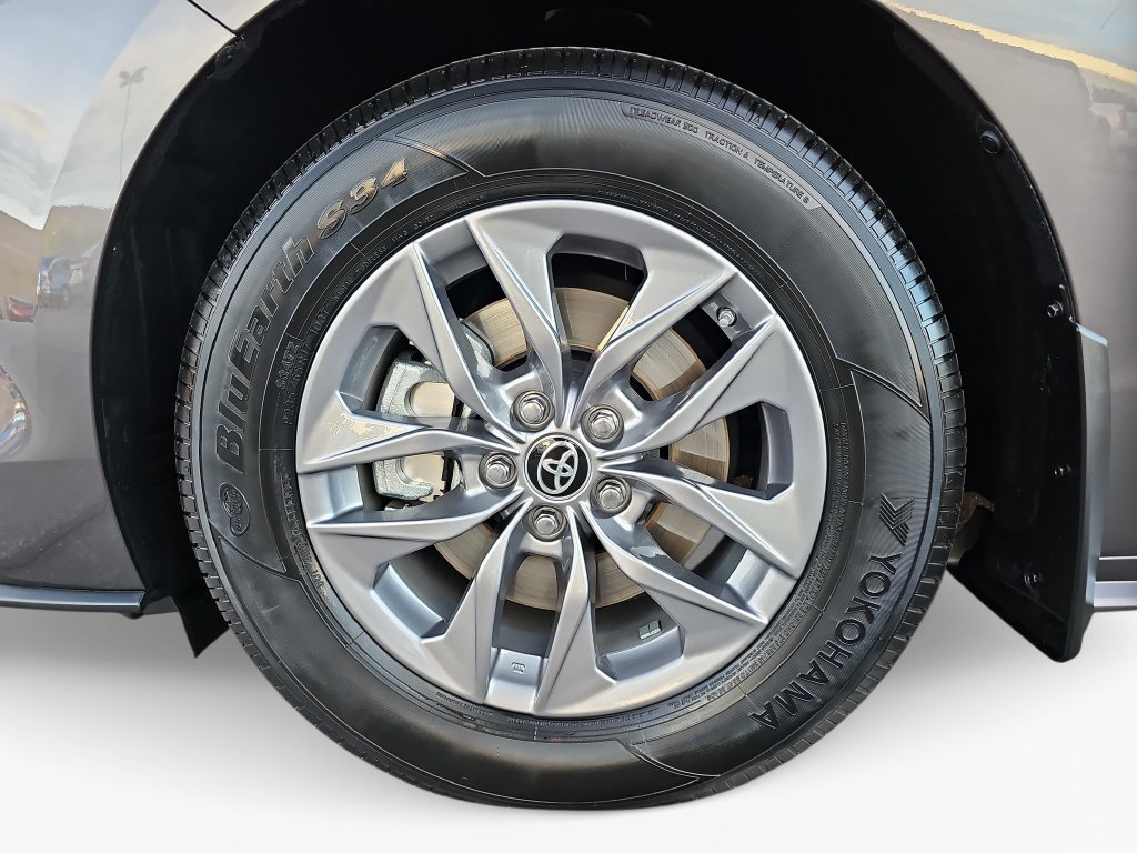 Used 2024 Toyota Sienna XLE w/ XLE Plus Package FWD image 25