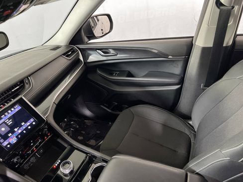 Used 2023 Jeep Grand Cherokee Laredo w/ Luxury Tech Group I image 23