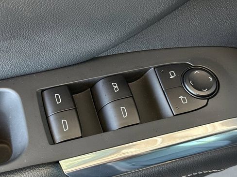 Used 2025 Chevrolet Traverse LT FWD image 18