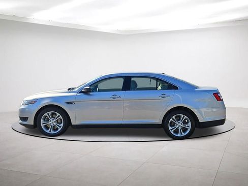 Used 2017 Ford Taurus SE image 4