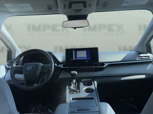 Used 2025 Toyota Sienna LE image 13