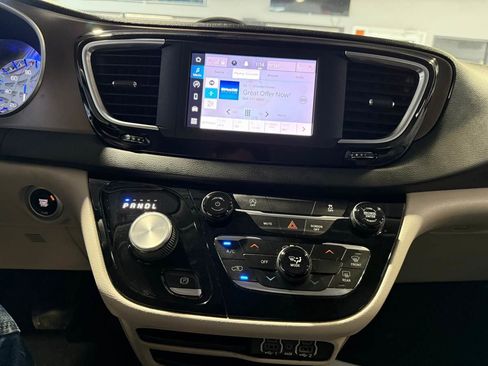 Used 2022 Chrysler Voyager LX image 23