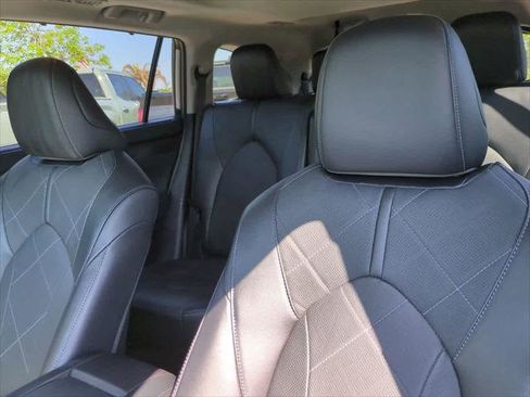 Certified 2025 Toyota Highlander Platinum image 8