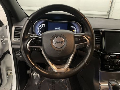 Used 2020 Jeep Grand Cherokee Laredo image 5