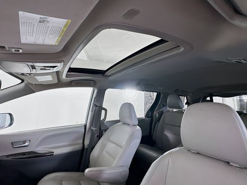 Used 2020 Toyota Sienna XLE image 26