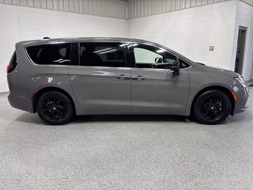 Used 2025 Chrysler Pacifica Select FWD image 8