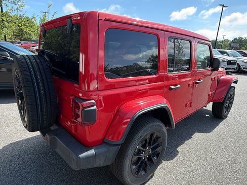 Used 2025 Jeep Wrangler Unlimited Sahara w/ Safety Group AWD/4WD image 8