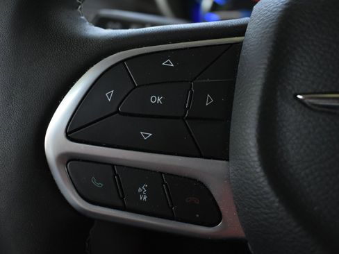 Used 2023 Chrysler Pacifica Limited FWD image 23