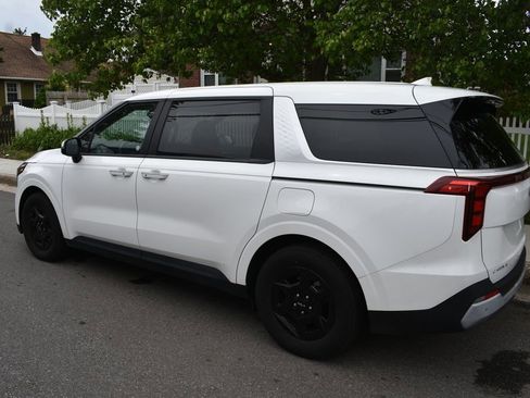 Used 2025 Kia Carnival FWD image 8