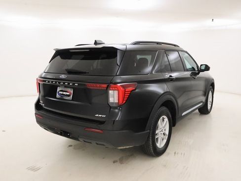 Used 2025 Ford Explorer Active image 3