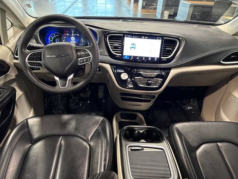 Used 2023 Chrysler Pacifica Touring-L FWD image 11