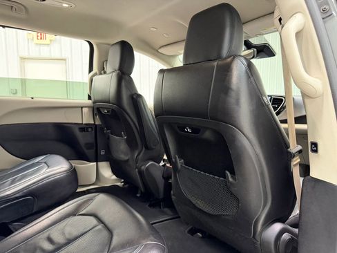 Used 2021 Chrysler Pacifica Touring-L FWD image 20