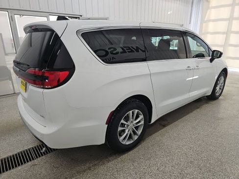 New 2026 Chrysler Pacifica Select image 7