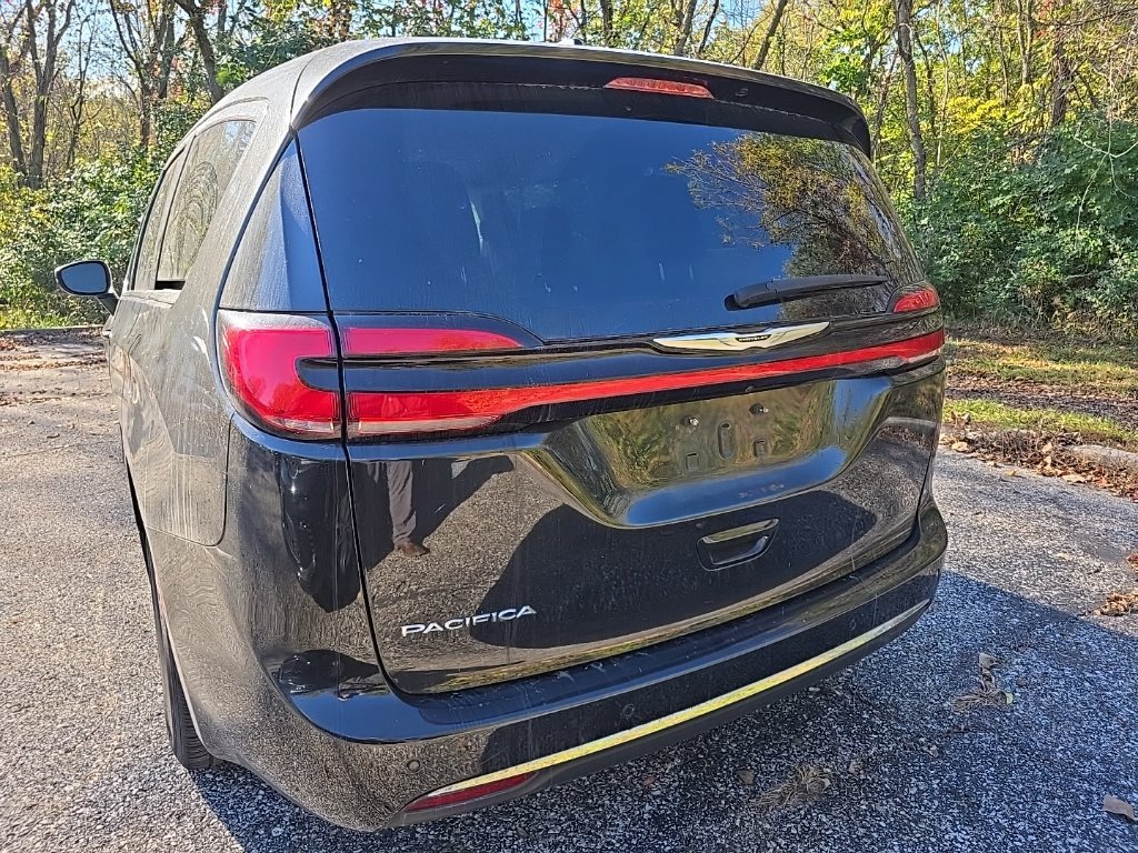 Used 2023 Chrysler Pacifica Touring-L FWD image 5