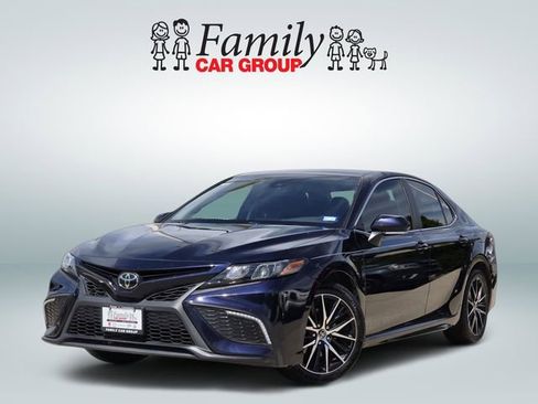 Used 2022 Toyota Camry SE image 1