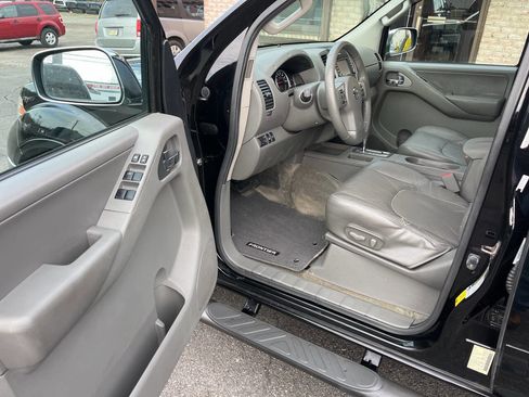 Used 2014 Nissan Frontier SL w/ SL Moonroof Package image 17