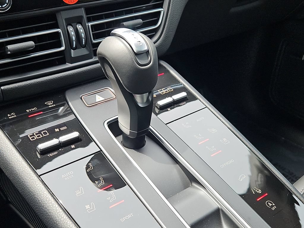 Certified 2026 Porsche Macan AWD/4WD image 24