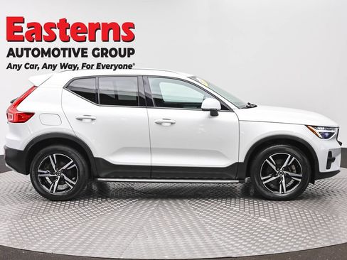 Used 2023 Volvo XC40 B5 Core AWD/4WD image 4