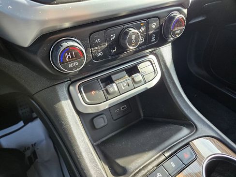 Used 2023 GMC Acadia SLE w/ Driver Convenience Package image 10