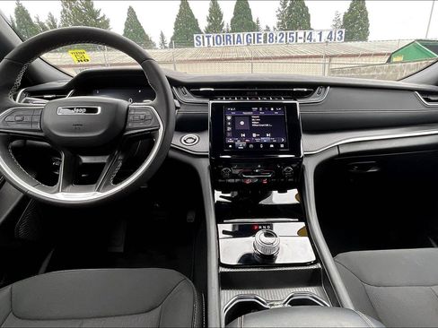 Used 2025 Jeep Grand Cherokee Laredo X w/ Luxury Tech Group I image 15