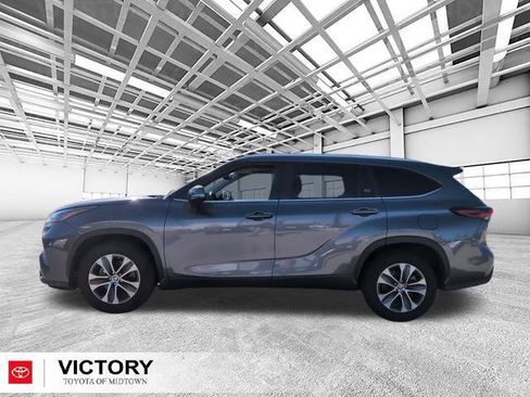 Certified 2024 Toyota Highlander XLE FWD image 6