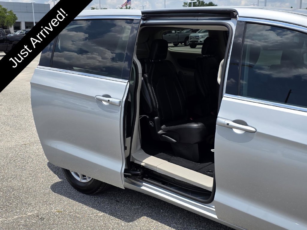 Certified 2024 Chrysler Pacifica Touring-L FWD image 15