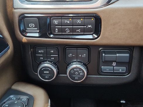 Used 2025 GMC Yukon Denali Ultimate AWD/4WD image 16