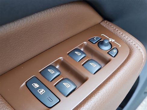 Used 2022 Volvo XC60 B5 Momentum image 29