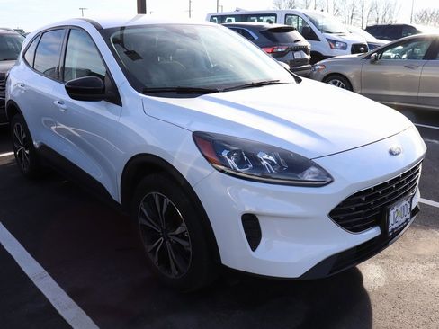 Used 2022 Ford Escape SE w/ SE Sport Appearance Package image 3