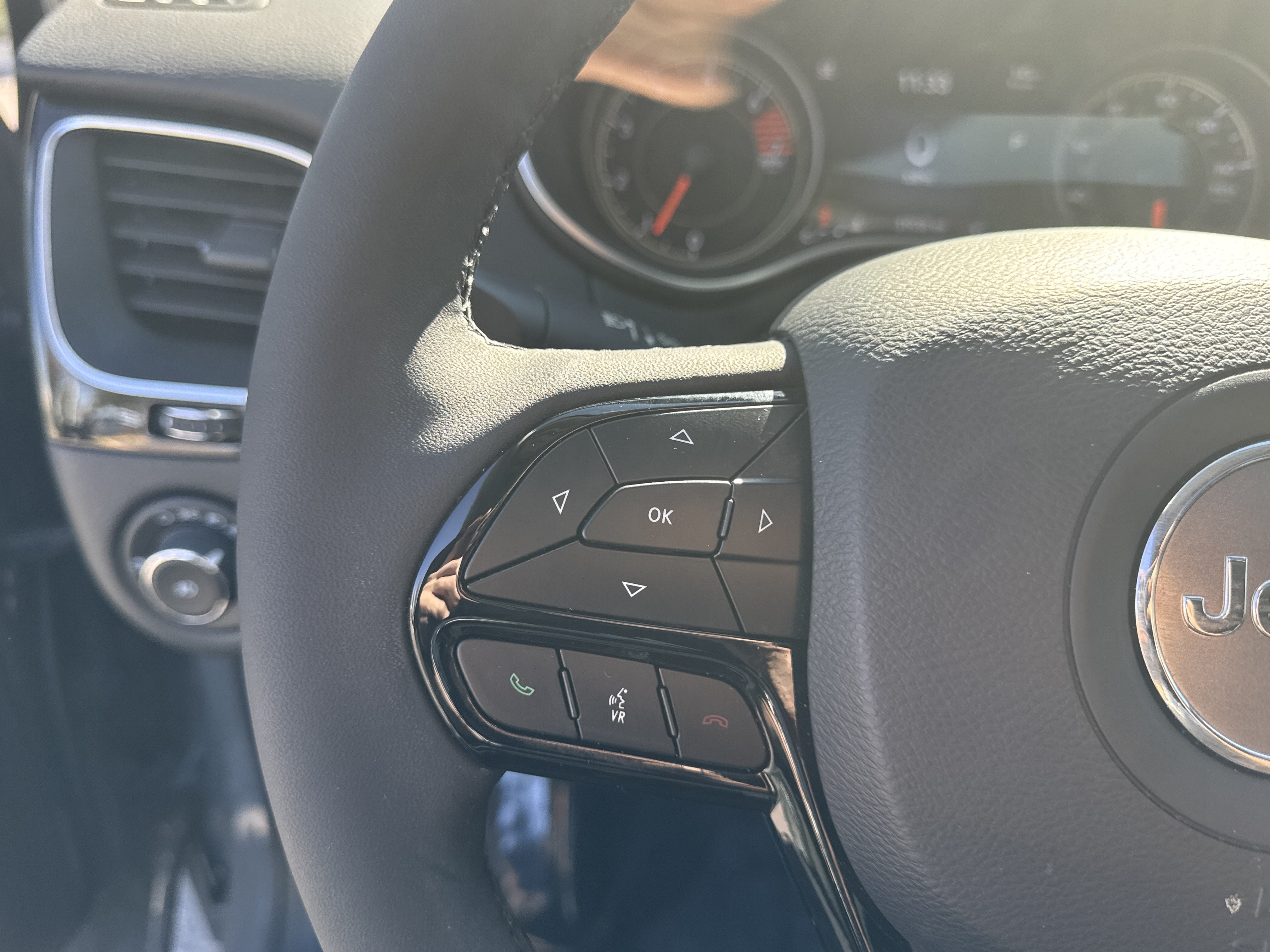 Used 2023 Jeep Cherokee Altitude Lux AWD/4WD image 19