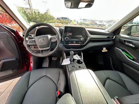 Used 2026 Toyota Highlander XLE image 12