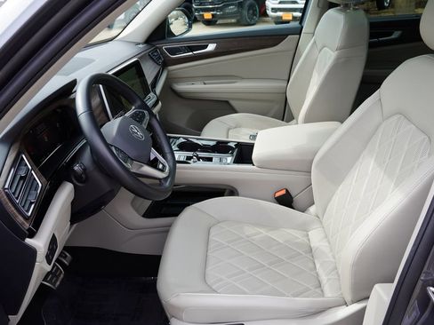 Used 2024 Volkswagen Atlas SEL Premium R-Line image 16