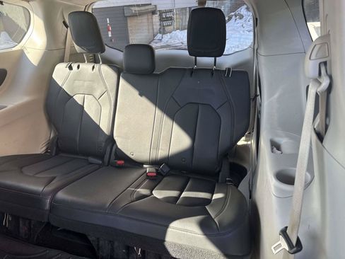 Used 2019 Chrysler Pacifica Touring-L FWD image 13