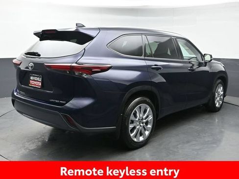 Certified 2024 Toyota Highlander Limited AWD/4WD image 7