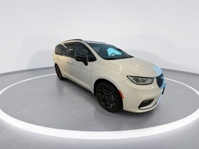 Used 2024 Chrysler Pacifica Limited w/ S Appearance Package