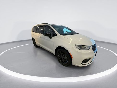 Used 2024 Chrysler Pacifica Limited w/ S Appearance Package image 1