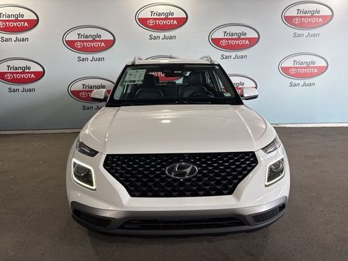 Used 2024 Hyundai Venue Limited FWD image 2
