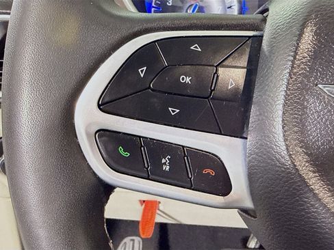 Used 2022 Chrysler Voyager LX FWD image 14