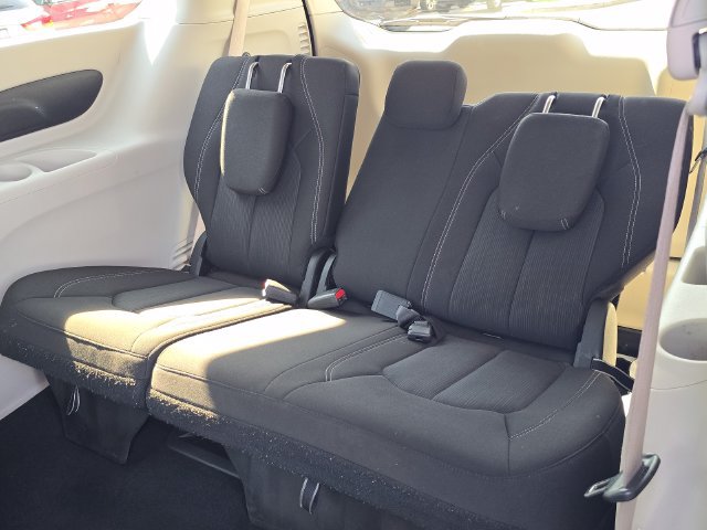 Used 2022 Chrysler Voyager LX FWD image 14