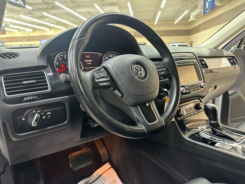 Used 2015 Volkswagen Touareg Sport AWD/4WD image 20