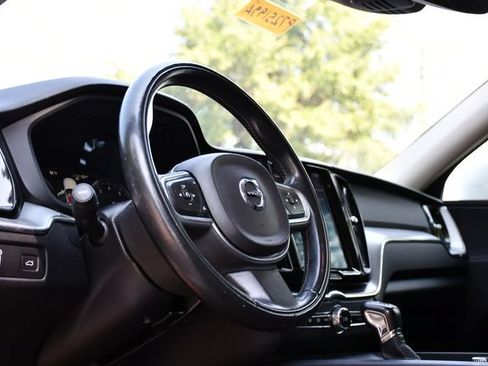 Used 2018 Volvo XC60 T5 Momentum w/ Vision Package AWD/4WD image 10