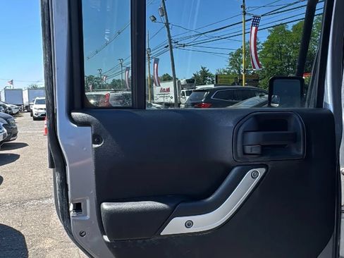 Used 2014 Jeep Wrangler Unlimited Rubicon w/ Connectivity Group AWD/4WD image 12